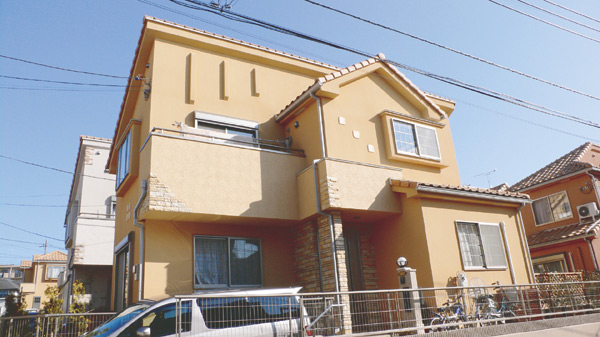 明るいオレンジ系の色使いが暖かさを感じさせる外観は、レンガのアクセントが印象的